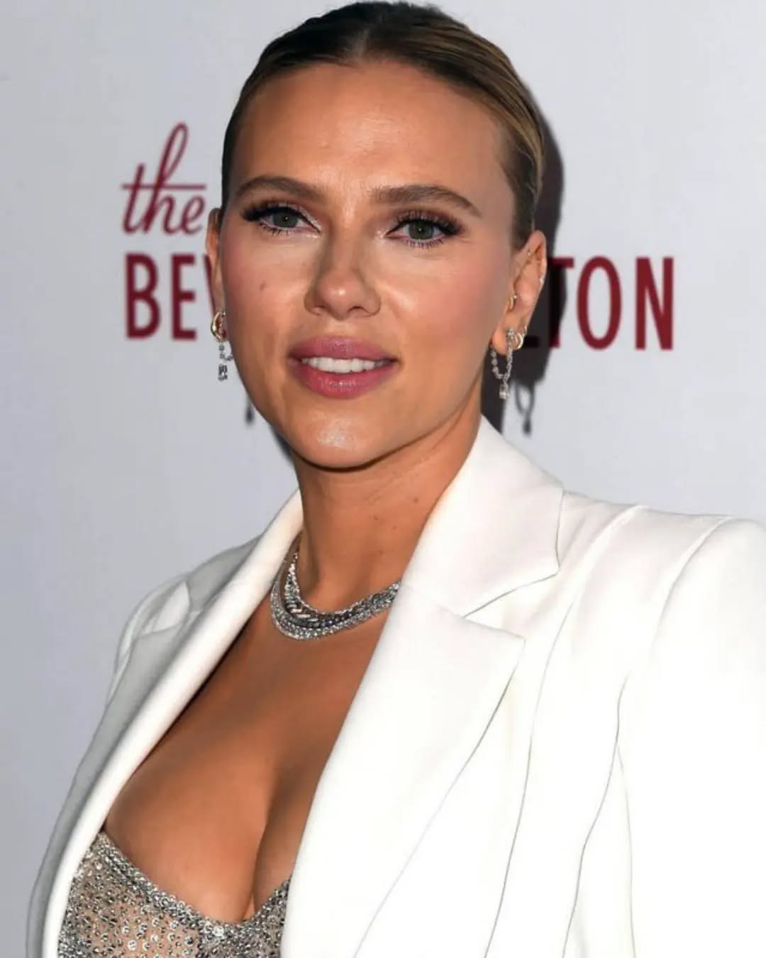 Scarlett Johansson looks nudes