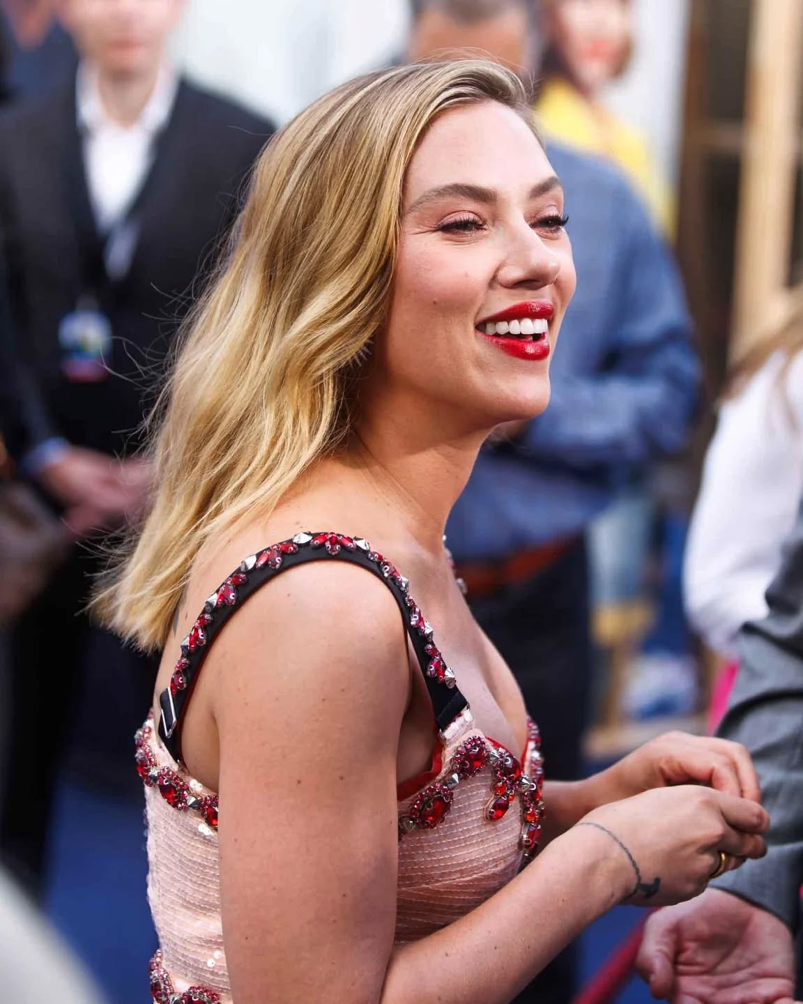 Scarlett Johansson poses pussy
