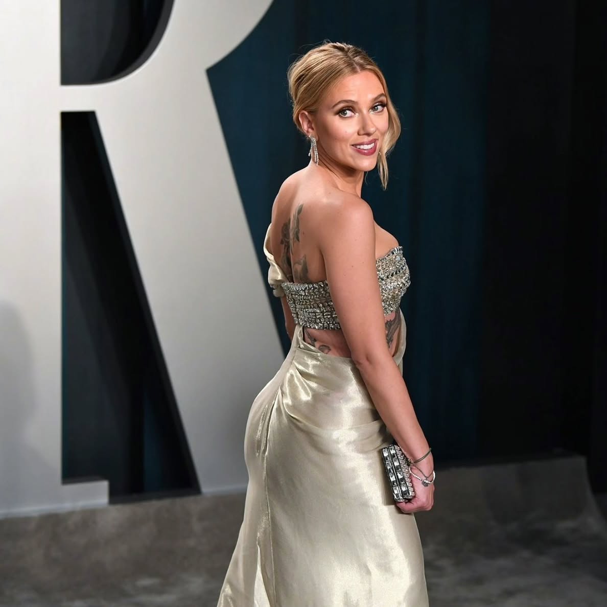 Scarlett Johansson smiles hot photos